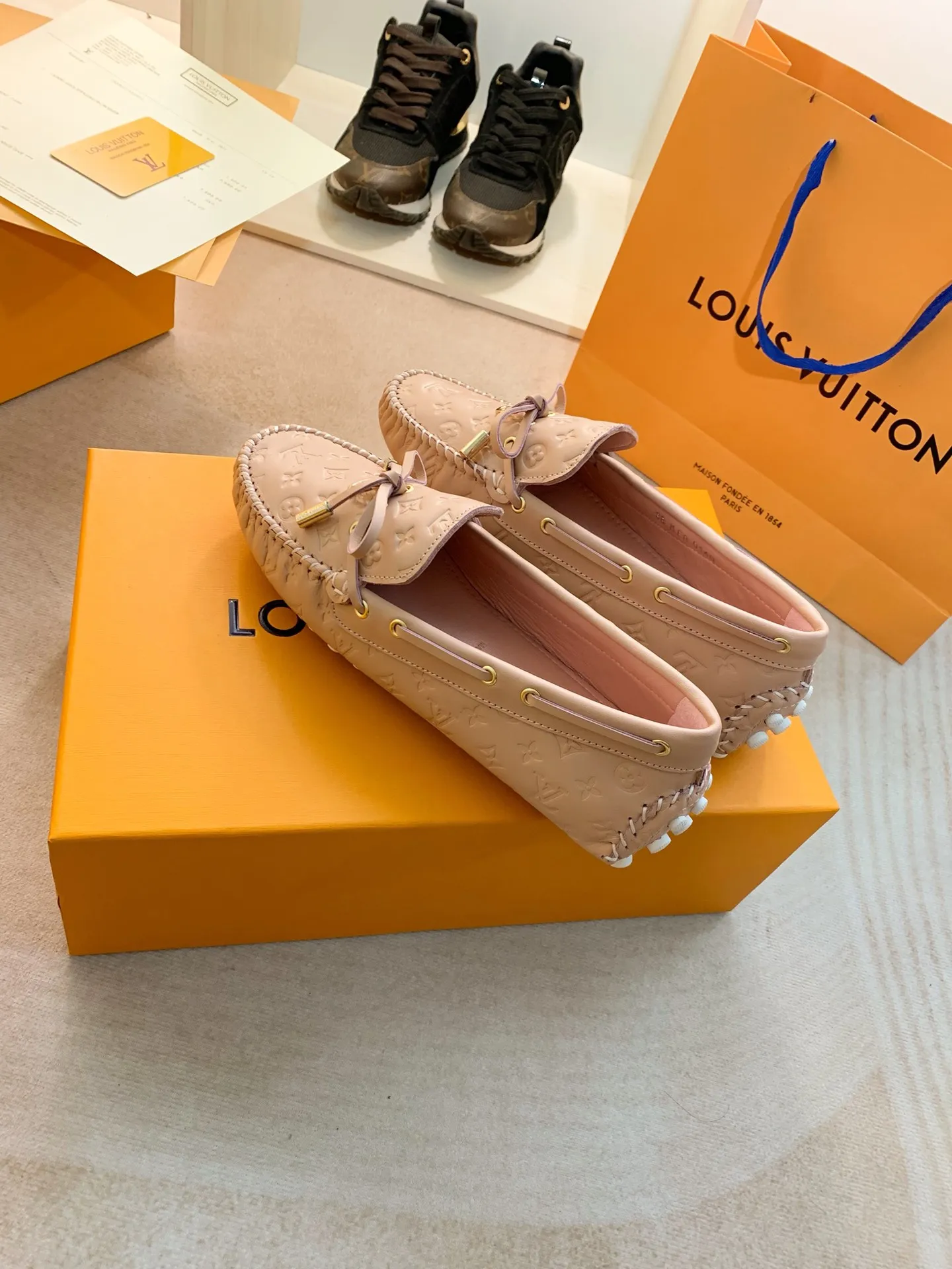 p460💰Couple model❤️🇫🇷 𝙇𝙤𝙪𝙞𝙨 𝙑𝙪𝙞𝙩𝙩𝙤𝙣 🇫🇷Louis Vuitton 2023 Classic𝓛𝓿 𝓣𝓻𝓪𝓲𝓷𝓮𝓻 Sports Series ➪➪➪¯ [Arizona Doudou Shoes Series] ▪️▪️▪️Arizona slip-on shoes are made of Monogram Eclipse canvas. Its hand-painted and dyed edges and hand-sewn uppers fully demonstrate Louis Vuitton's traditional shoemaking craftsmanship. This slip-on shoe is very lightweight. The integrated tongue and upper make it particularly comfortable and flexible. The soft outsole is equipped with rubber padding. Decorated with matching sash. Detailed features: ☑️Monogram Eclipse canvas ☑️Black Eclipse pattern ☑️Hand-painted shoe edges ☑️Hand-sewn uppers (each pair takes time to process) ☑️Integrated tongue and upper construction ☑️Outsole equipped with rubber lining ☑️size: 35_46